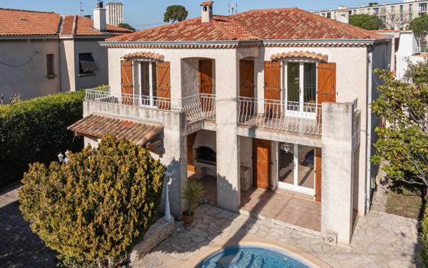 Maison à vendre    6 pièces • 222 m2 Marseille 12