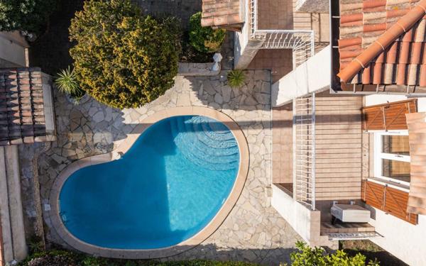 Maison à vendre    6 pièces • 222 m2 Marseille 12