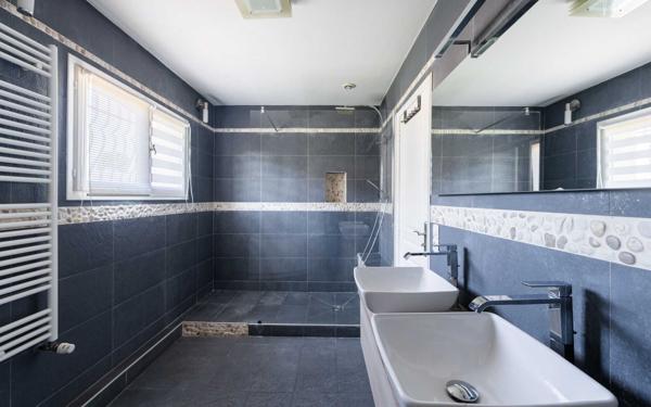 Maison à vendre    6 pièces • 222 m2 Marseille 12