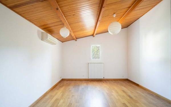 Maison à vendre    6 pièces • 222 m2 Marseille 12