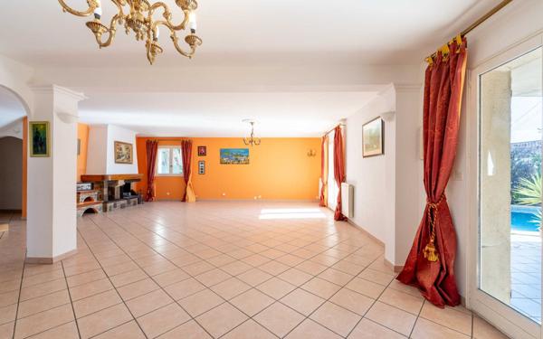 Maison à vendre    6 pièces • 222 m2 Marseille 12