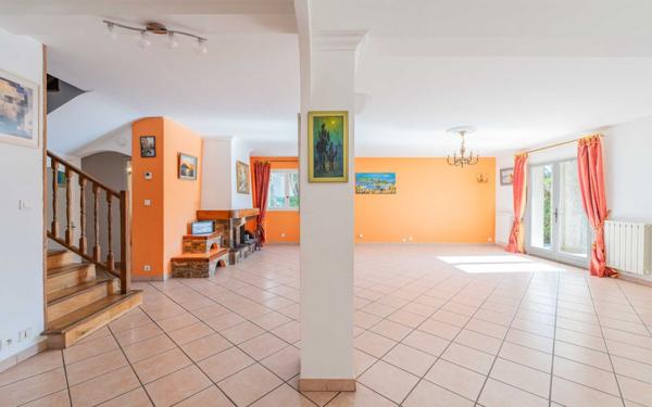 Maison à vendre    6 pièces • 222 m2 Marseille 12