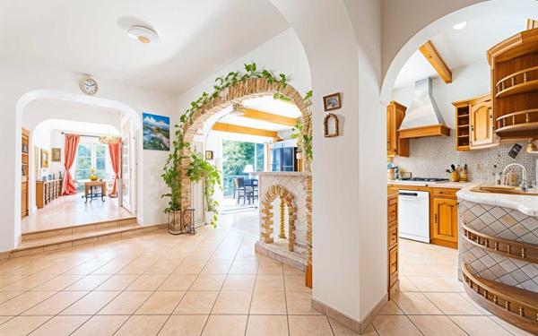 Maison à vendre    6 pièces • 222 m2 Marseille 12