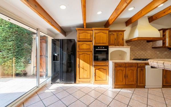 Maison à vendre    6 pièces • 222 m2 Marseille 12