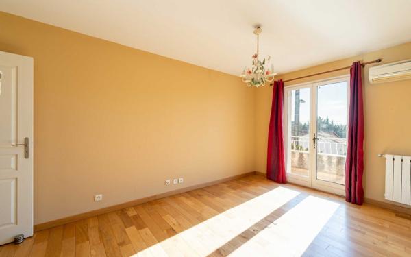 Maison à vendre    6 pièces • 222 m2 Marseille 12