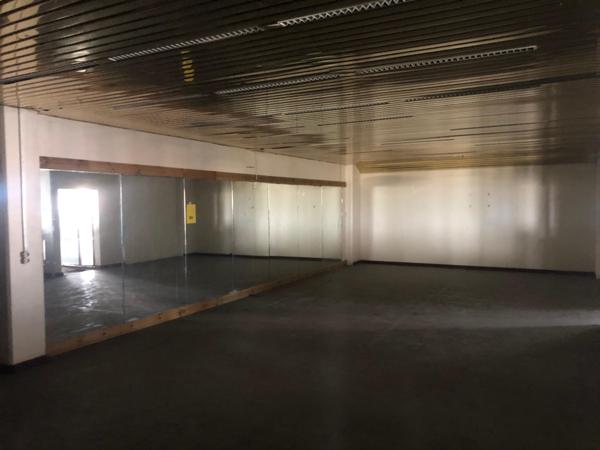 A louer grand local de 700 m2 en Zi de St Pierre