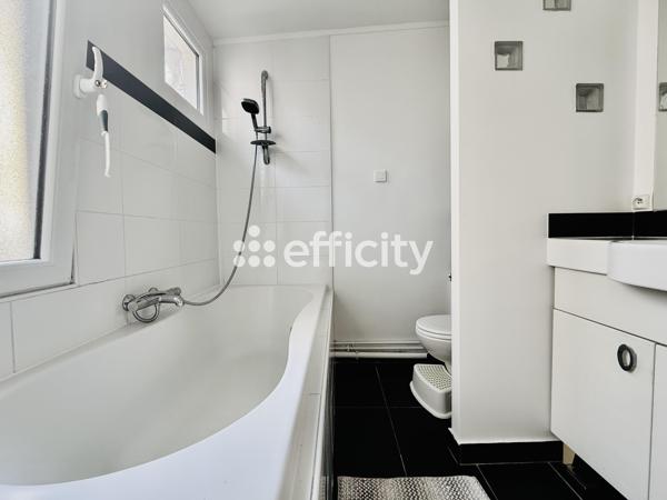 Maison
         5 pièces
        - 113 m² Exclusivité 1 099 000 € *