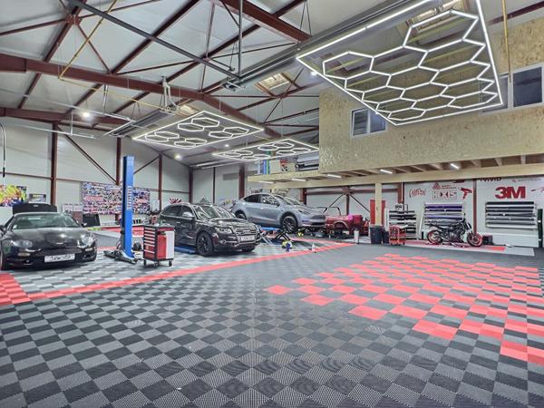Local commercial 457.8 m2 activité préparation auto