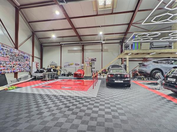 Local commercial 457.8 m2 activité préparation auto