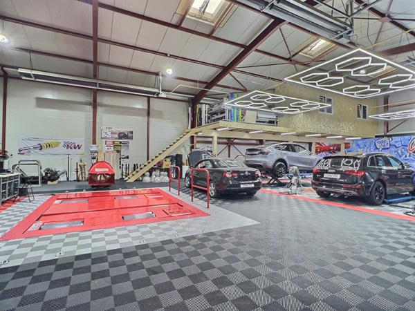 Local commercial 457.8 m2 activité préparation auto