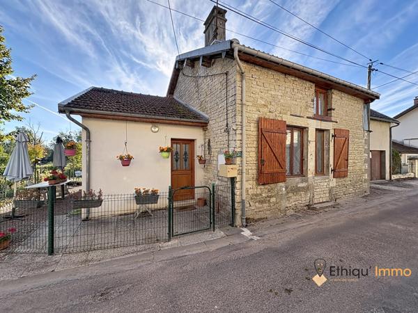 Maison en pierre de 94 m² vendue louée – Garages, dépendances et jardin