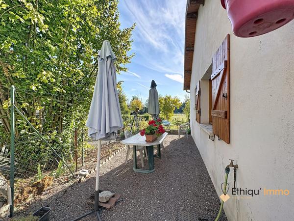 Maison en pierre de 94 m² vendue louée – Garages, dépendances et jardin