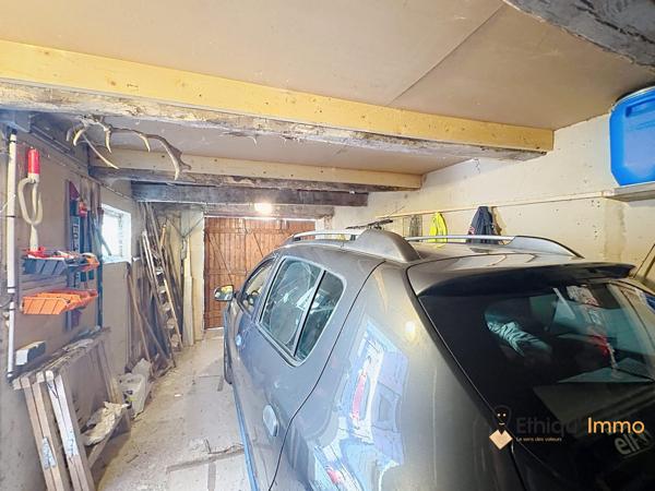 Maison en pierre de 94 m² vendue louée – Garages, dépendances et jardin