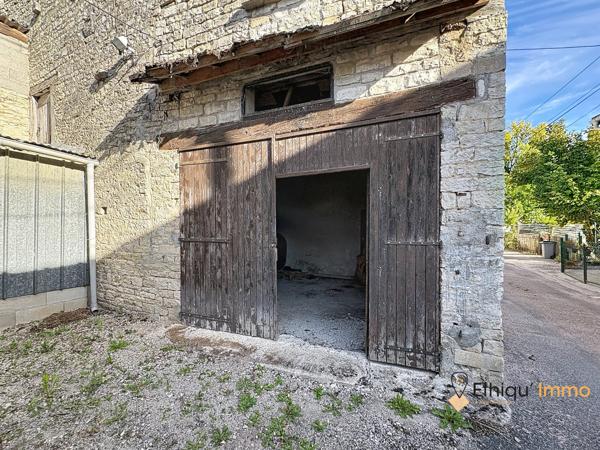 Maison en pierre de 94 m² vendue louée – Garages, dépendances et jardin