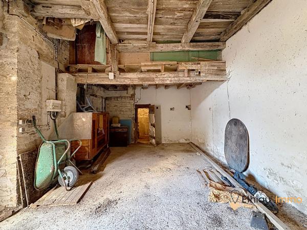 Maison en pierre de 94 m² vendue louée – Garages, dépendances et jardin