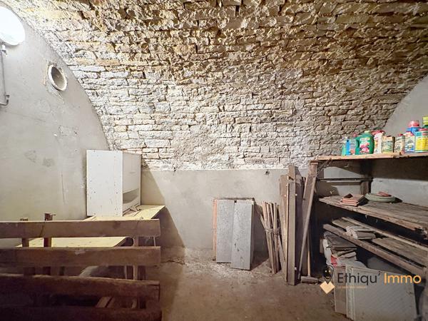 Maison en pierre de 94 m² vendue louée – Garages, dépendances et jardin