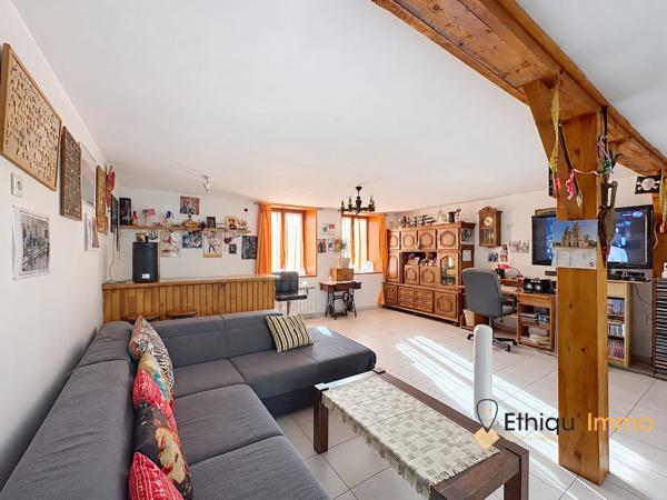 Maison en pierre de 94 m² vendue louée – Garages, dépendances et jardin