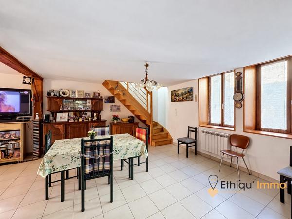 Maison en pierre de 94 m² vendue louée – Garages, dépendances et jardin