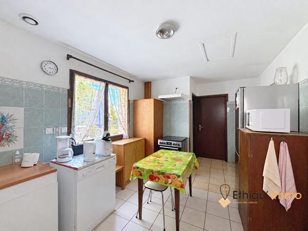 Maison en pierre de 94 m² vendue louée – Garages, dépendances et jardin