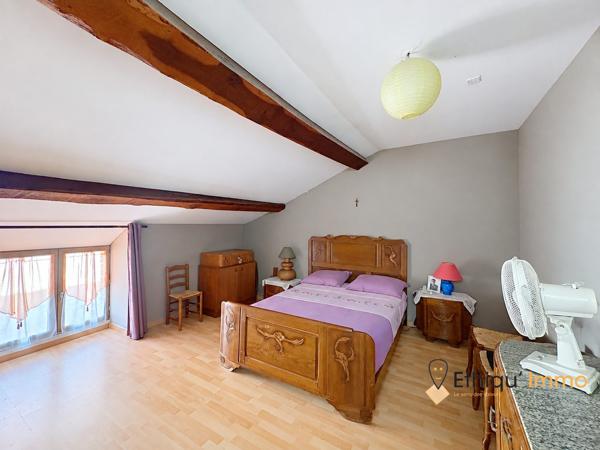 Maison en pierre de 94 m² vendue louée – Garages, dépendances et jardin