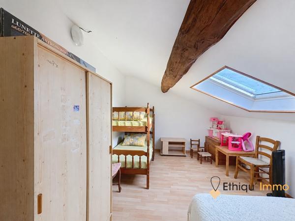Maison en pierre de 94 m² vendue louée – Garages, dépendances et jardin
