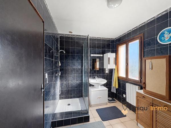Maison en pierre de 94 m² vendue louée – Garages, dépendances et jardin