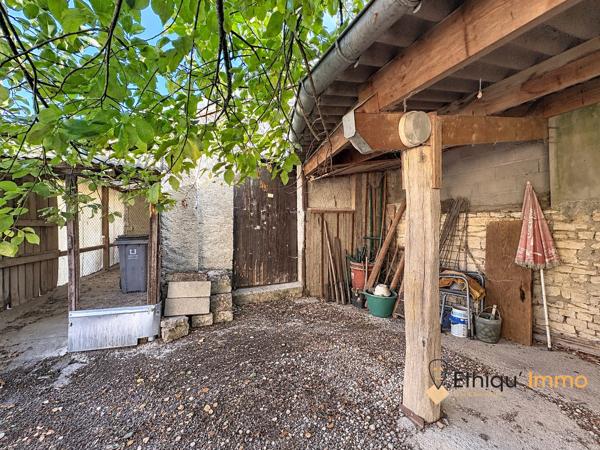 Maison en pierre de 94 m² vendue louée – Garages, dépendances et jardin