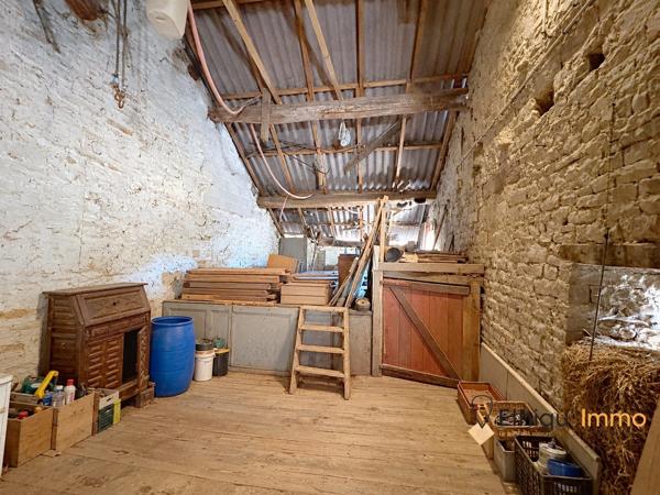 Maison en pierre de 94 m² vendue louée – Garages, dépendances et jardin
