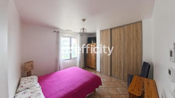 Maison
         6 pièces
        - 142 m² Exclusivité 374 000 € *