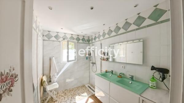 Maison
         6 pièces
        - 142 m² Exclusivité 374 000 € *
