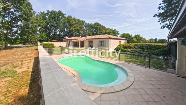 Maison
         6 pièces
        - 142 m² Exclusivité 374 000 € *