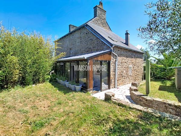 Maison en pierre rénovée - Bourg accessible à pied - Garage et jardin - Quessoy