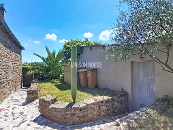 Maison en pierre rénovée - Bourg accessible à pied - Garage et jardin - Quessoy