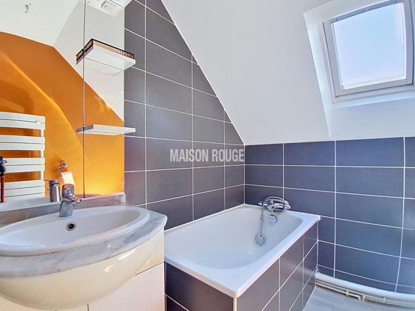 Maison en pierre rénovée - Bourg accessible à pied - Garage et jardin - Quessoy
