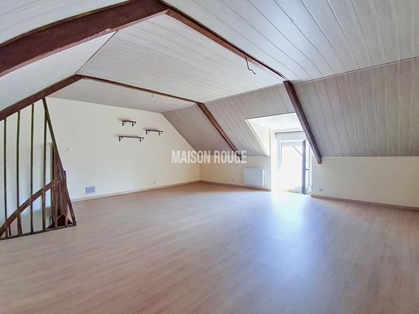 Maison en pierre rénovée - Bourg accessible à pied - Garage et jardin - Quessoy