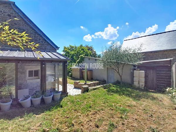 Maison en pierre rénovée - Bourg accessible à pied - Garage et jardin - Quessoy