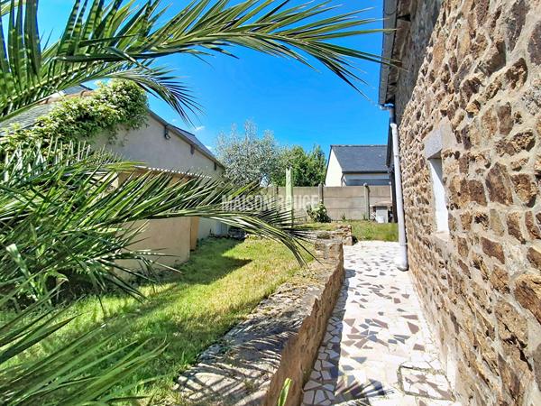 Maison en pierre rénovée - Bourg accessible à pied - Garage et jardin - Quessoy