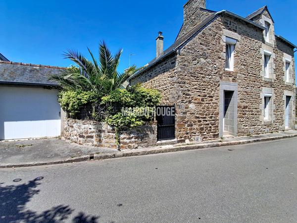 Maison en pierre rénovée - Bourg accessible à pied - Garage et jardin - Quessoy