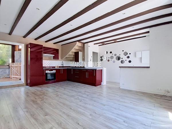 Maison en pierre rénovée - Bourg accessible à pied - Garage et jardin - Quessoy