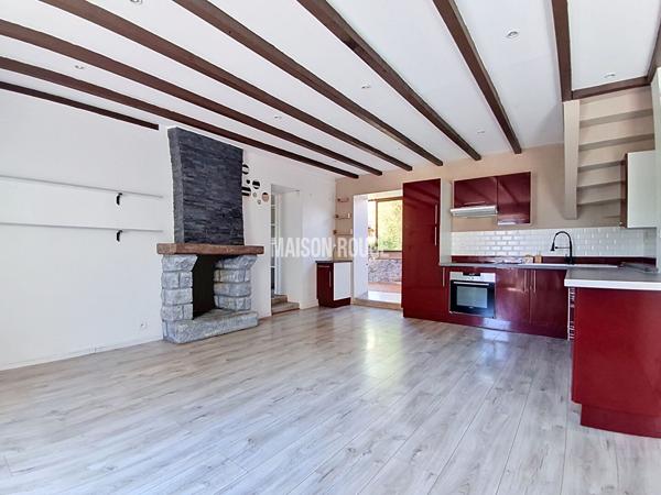 Maison en pierre rénovée - Bourg accessible à pied - Garage et jardin - Quessoy