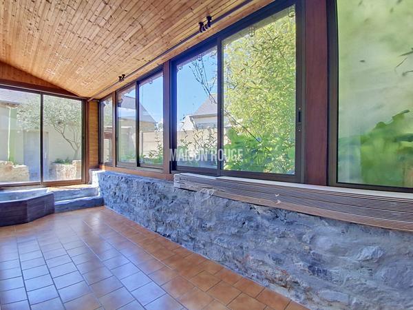 Maison en pierre rénovée - Bourg accessible à pied - Garage et jardin - Quessoy