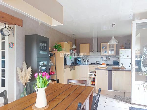 Maison néo-bretonne familiale avec bureau, 3 chambres et sous-sol total à Lamballe!