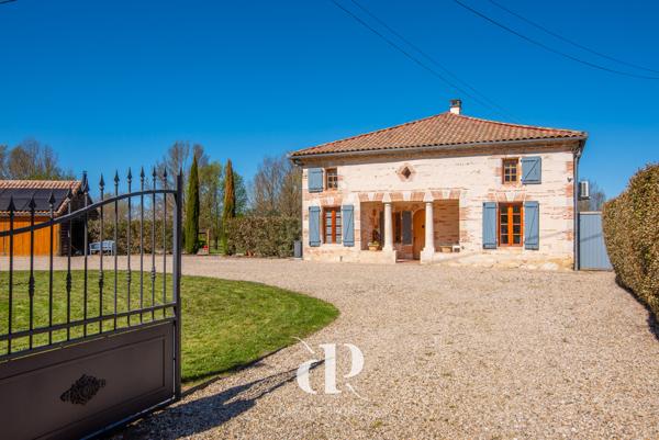 Merles (82210) Maison de campagne clé en main avec piscine et confort de vie optimal