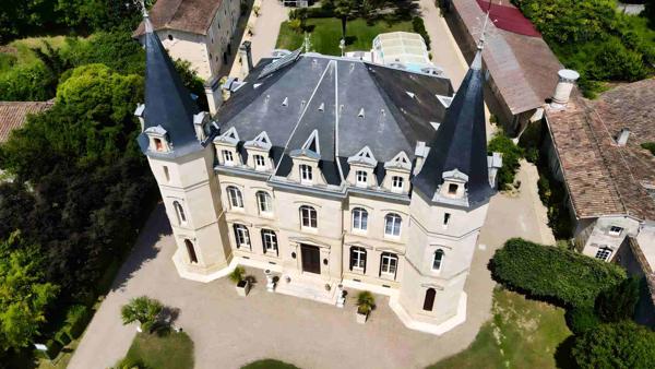 Château 25 pièce(s) 34 chambre(s) 1500 m²