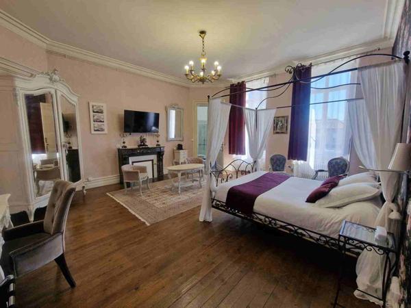 Château 25 pièce(s) 34 chambre(s) 1500 m²