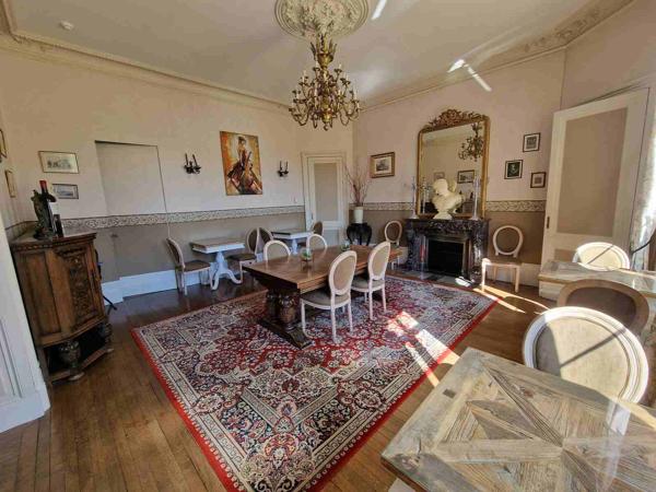 Château 25 pièce(s) 34 chambre(s) 1500 m²