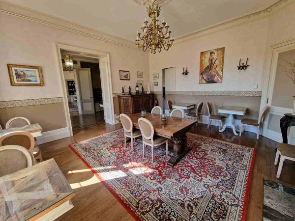 Château 25 pièce(s) 34 chambre(s) 1500 m²
