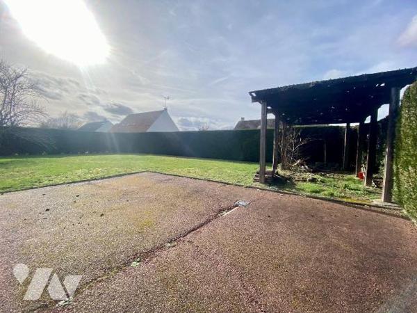 Nous sommes ravis de vous proposer cette maison de 5 pièces de 100 m² en vente à Souesmes (4130...