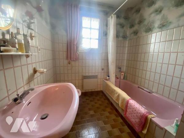 Nous sommes ravis de vous proposer cette maison de 5 pièces de 100 m² en vente à Souesmes (4130...