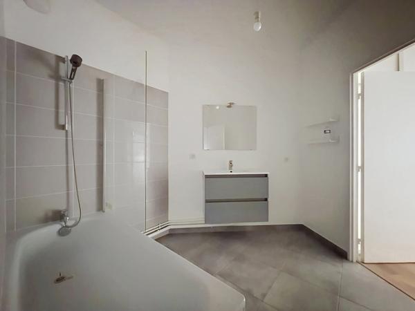 Appartement À louer 2 pièce(s) 70 m²